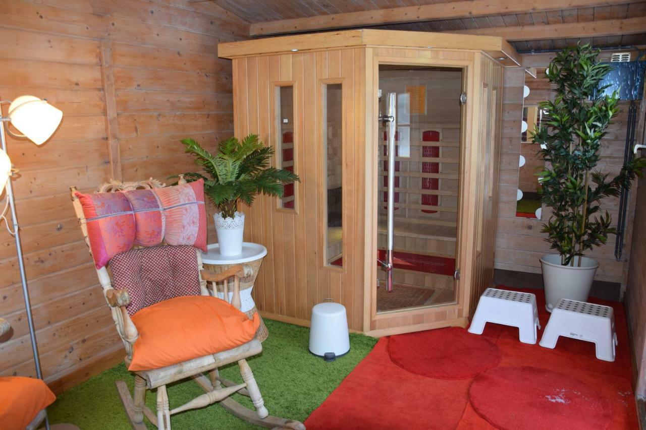 Le Chateau De Frankie Spas-Saunas Grand-Reng Exterior photo